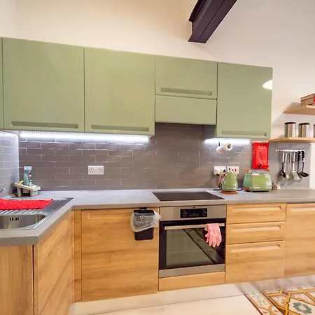 Stylish & Elegant Traditional House With Sun Terrace Tell1-1